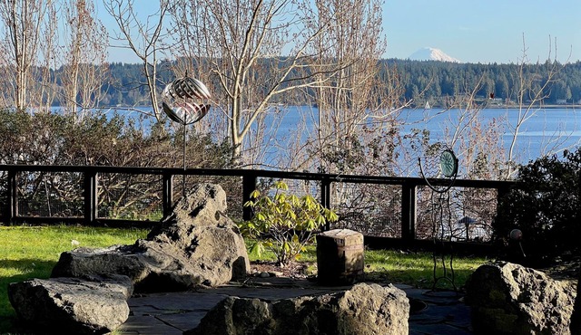 Waterfront Luxury Retreat with Puget Sound Views