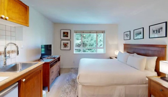 Whistler Vill Studio w/Pool, Gym, Sauna & Hot tub